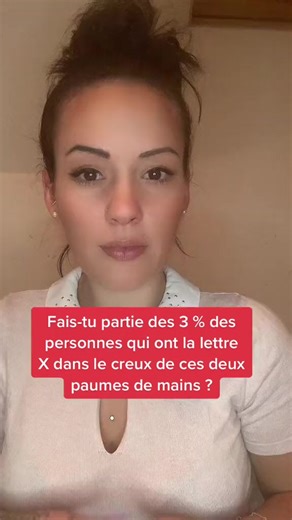 Si tu as cette lettre dans la paume de tes mains et toutes choses te semblent bizarres, c'est qu'il y a un énorme bloquage, n'hésitez pas à m'écrire en privé ##medium##cartomancie##signification##jetedistout##chiromancie##