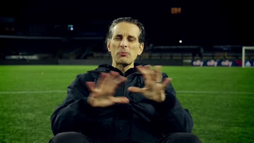 Este hacker está intentando forzar Trezors por valor de 75 millones de dólares. La billetera más grande que intenta descifrar contiene 66 millones en un único dispositivo. Joe Grand lleva 3 años perfeccionando una técnica para recuperar carteras de hardware de personas que se bloquearon hace años. El método lo descubrió un chico de 15 años en el Reino Unido desde su habitación en 2017, y lo utilizó para salvar 30.000 dólares a un editor de Wired. Nueve años después, esa misma vulnerabilidad está