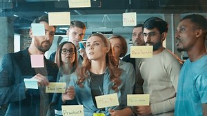 Gruppe von Personen, die Haftnotizen auf: Stockvideos & Filmmaterial (100 % lizenzfrei) 3957764389 | Shutterstock