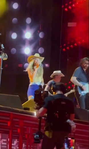 Lainey Wilson and Brooks & Dunn sing “Play Something Country” at CMA Fest! 😁