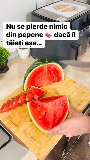 Dacă îl tăiați așa nu se pierde nimic din pepene. Aici am tăiat un pepene de vreo 10 kg și se poate vedea ca se taie foarte ușor și arată și bine în farfurie #pepene #lubenita #cumsataipepenele #pepenetriunghiuri #triunghiuripepene | Braicau Elena