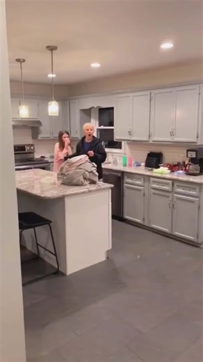 When you have a clumsy dad. #scarepeople #scream #prank #funny #viral #haha #fyp #funnyprank #scareprank #acting