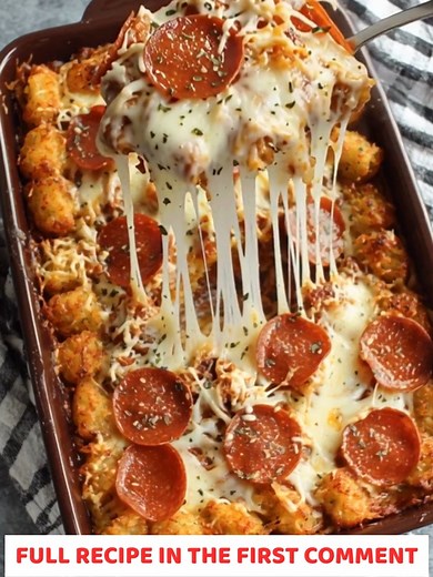 🍕🥔 Pepperoni Pizza Tater Tot Bake 🧀✨ Crispy tater tots layered with pizza sauce, melty cheese and pepperoni for ultimate comfort food. INGREDIENTS: 2 lbs frozen tater tots 2 cups pasta sauce ...... Full Recipe in Coʍmеոτ 💬 | Recipes by Padma