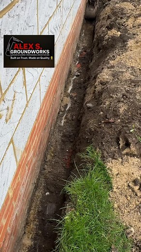 Today’s job: we excavated a trench for drainage and a soakaway system 💧🚜. After that, we had to dig out the entire area where an old construction used to be, going 40 cm down, because the client wants to install something to stop the damp from reaching the foundation 🏠💦. All done professionally — Alex S Groundworks quality from start to finish 💪✨ Only happy clients, only clean results! 👏 #️⃣ #AlexSGroundworks #DiggerAndDriver #Drainage #Soakaway #Excavation #ProfessionalWork #LondonBuilder
