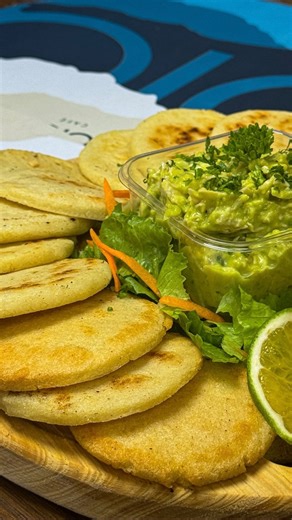 María Paula | Food in Bogotá | Restaurantes | Viajes on Instagram: "Duélale a quien le duela 🫓👀 Mentiriii La verdad es que respecto al origen de la arepa, tengo la posición más tibia y es que la arepa no es de Venezuela, ni de Colombia; sino de La Gran Colombia cuando éramos uno solo. Cada país tiene sus variaciones, y en Venezuela resultaron creando esta MARAVILLA que se llama Reina Pepiada. La probé en Venezuela por primera vez y me enamoré; sin embargo, encontrarla como me gusta no es fácil