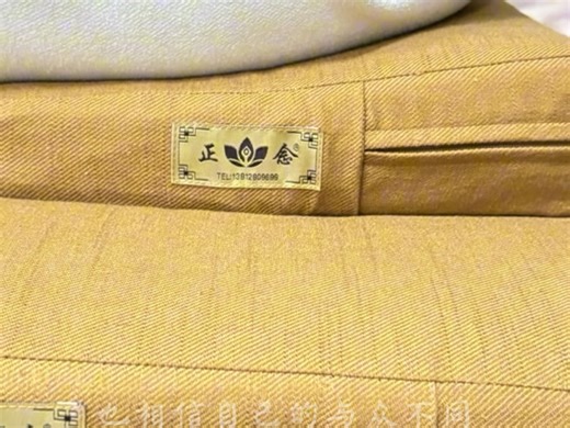 世界很吵，我只想安静一会儿。一张垫子，一次静坐。放下执念，回归本心。不为成佛，只为清醒。在喧嚣的世界里，守住内心的一方净土#打坐禅修#源头工厂