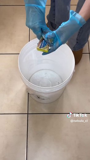 Hoy les enseñare como teñir prendas que con el tiempo han perdido su color Importante: usar delantal y guante Mojar las prendas previamente a teñir En una olla (a fuego lento) o tarro resistente al calor poner agua hervida Disolver la anilina junto a 200 grs de sal Luego poner las prendas por 15 min pasados los 15 min revolver, girar las prendas o moverlas para que se tiñan uniforme Repetir el ultimo paso por 15 min mas (son 30 min en total) Quitar el exceso de agua, enjuagar las prendas y luego