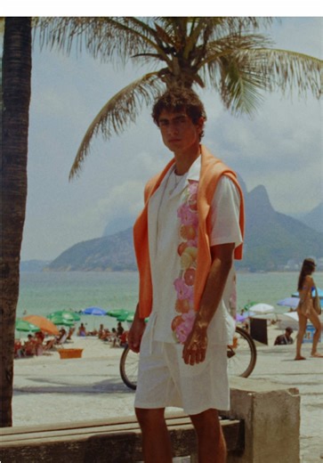 Le Brésile, sa chaleur, sa lumière, son énergie. Le décor idéal pour raconter l’été FROM FUTURE. Une saison de couleurs, de mouvement et de légèreté. La collection Printemps-Été se dévoile, vibrante et solaire, à l’image de Rio. Rio, its warmth, its light, its energy. The perfect setting to tell the story of a FROM FUTURE summer. A season of color, movement, and lightness. The Spring–Summer collection reveals itself, vibrant and radiant, just like Rio. #FromFutureSpringSummer #FromFuture