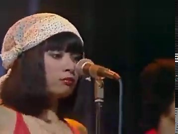 高中さんのロンドン公演で向こうの若者が盛り上がっている動画がバズってるけど、kidsと日本のアーティストは何故海外進出が目立たないのか？って話をしてて…まあそれは日本人が知らないだけでスキヤキ然り、ピンクレディ、バンド名を皮肉った黒船などは世界基準の場所で称賛された。まだ僕も生まれてない頃の話。それから日本は国内で収益を取らざる得なかった時代が来る。何年か時を経て、UKに挑戦したバンドも居た、名前を皮肉にも黄色人種って英語で文字ってね。ハードコアではハイスタ、パンクでは少年ナイフetc.凄腕バックバンドを引っ提げてフロントでアイドルが歌うってStyleを取ってUSのフェスに進出し、超大物になったのがBaby metal。この他にも勿論HIPHOP界や他ジャンルでも進出した人は居る。Xだって海外進出の為に後ろにJapanを付けた訳だし。利権で拘束されてる中、日本のアーティストは海外優遇されるKPOPよりも頑張っている。(勿論KPOPも大陸共通の語彙術を活かしてる訳だけど)日本人アーティストを愛してやまない理由はそこにある😌そしてこれからはVtubarやアイドルが進出して行く時代が直ぐそ