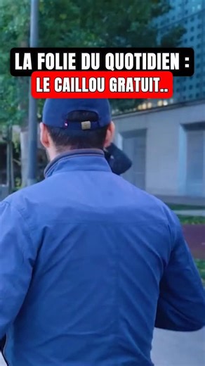 La folie du quotidien : Le caillou gratuit.. Reportage complet : lien en bio ! Une scène surréaliste sous un pont de Paris : un homme propose un caillou “gratuit”, la tension monte, la police s’en va, et tout dérape. Vincent et son équipe quittent les lieux précipitamment. #Reportage #Paris #Rue #Témoignage #ViolenceUrbaine #SociétéFrançaise #VincentLapierre #Documentaire #France2025 | Vincent Lapierre