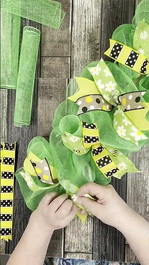 Bright & Cheery Bee Themed Deco Mesh Swag #wreathmaking #diy #wreath