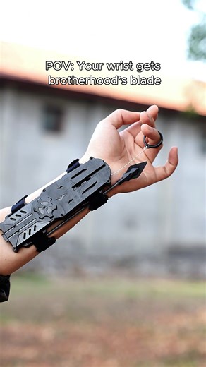 Assassin's Creed Unity Cosplay with Hidden Blade