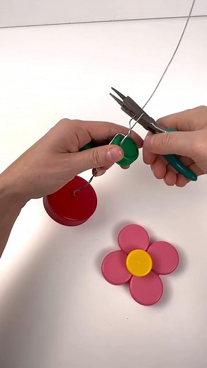 352K views · 344 reactions | Plastic bottle cap flowers! #easycraft #recycled #diyideas #crafting #flowercraft | Emily Seilhamer Art | Facebook