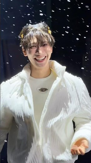 It's snowing! #WayV #威神V #白色定格#WayV_EternalWhite