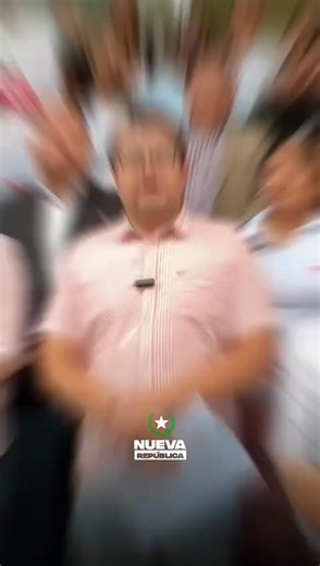 #SUCRE HORACIO POPPE "QUIEN NO LUCHA NO ES DIGNO DE LA VIDA" Desprecia la inercia y la molicie, “quien no lucha no es digno de la vida”. El agua cristalina se empantana, si no corre o se agita en la cascada. Toma un ideal y plántalo muy hondo, pero muy hondo dentro de tu propia vida. ¡Es miserable el alma de algún hombre cuyo torreón no ostenta una bandera! Ama tu ideal más que tu propia vida. No importa que la entraña se desgarre, ¡pero que nadie toque tu bandera! No te detengas nunca en el cam