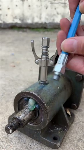 Double-handle locking clamp type high-pressure self-locking grease nipple