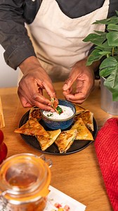 Envie d’une recette qui met à l’honneur les saveurs de l’hiver tout en restant légère et ultra-gourmande ? Ces bricks aux légumes de saison sont faites pour toi ! 🥕 La farce : navet croquant, champignons fondants, chou frisé délicatement, et une touche de soleil avec des tomates séchées bretonnes. 🧀 Astuce gourmande : ajoute une pincée de fromage râpé pour un cœur fondant. 🔥 Le croustillant : pliées avec soin et dorées à la perfection, chaque bouchée est un pur bonheur. Et pour la touche fina