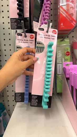 Craft hack you didn’t know you needed! If you’ve ever ruined a paintbrush (guilty 🙋🏻‍♀️😅), this $1.25 silicone makeup brush holder is about to save your brushes! I stick it inside my sink and let them dry bristle-side down, no soggy handles, faster drying, and brushes that last way longer. 🙌🏼 • • • #dollartree #dollartreecommunity #dollartreefinds #diy #paintbrushes #art #manualidad | DIYholic LLC