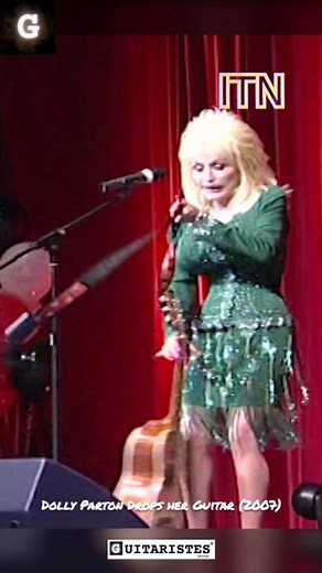 26 reactions | Dolly Parton drops her Guitar (2007) ️ #dollyparton #acoustic #acousticguitar #acousticplayer #acousticguitarist #singer #guitargirl #guitaristsoftheday #guitarpost #guitarsdaily #concert #live #show #performance #guitar #instaguitar #guitargram #guitarreels | guitaristes.officiel | Facebook