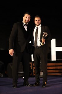 كرو وتقابل حبيب يلتقط صورة تذكارية في حفل The Best #The_Best #The_Best_2025 #Pyramids #EGY_Podcast | The Best