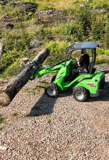 Preprosta hidravlika za širok spekter opravil! Od gradnje do kmetije, urejanja okolice – Avant 500 je ZANESLJIV partner skozi vse leto! 🤝 Video copyright ©️ Avant Tecno #avanttecno #avant #avantloaders #avantloader #tehnodiesel #loader #nakladalnik #kmetijskamehanizacija #landscaping #urejanjeokolja #urejanjekrajine