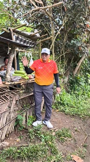 WATCH: The fifteenth hole at Riviera Golf Club, Inc. Langer has a unique feature you likely won't find anywhere else: a fruit and vegetable stand by the tee box where fresh produce is sold at great prices. 👏 | INQUIRER GOLF