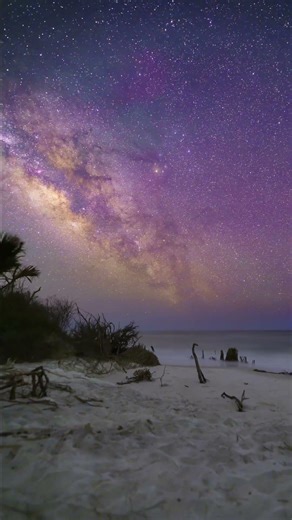 Captured a really cool meteor in a timelapse from the gulf coast of Florida