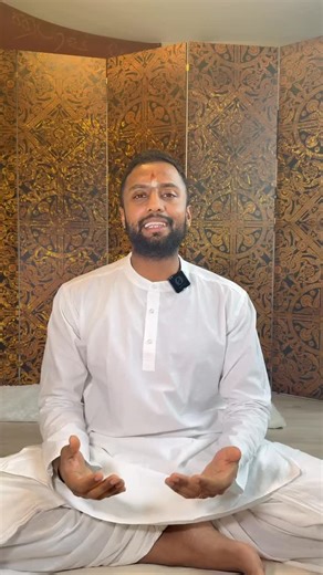 AUM Yoga on Instagram: "Dans deux réels précédents, je t’ai parlé des quatre niveaux du mantra AUM. Mais en Inde, un yogi a un jour démontré quelque chose de troublant : le son peut naître sans bouche, sans souffle, sans intention visible. À ce niveau-là, le mantra n’est plus récité… il se révèle. Ce que tu entends alors n’est pas un son extérieur, mais le mouvement même de la conscience. Si tu veux comprendre d’où vient réellement AUM, et comment l’approcher au-delà de la théorie, ma formation 