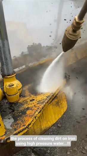 the process of cleaning dirt on iron using high pressure water...!!!