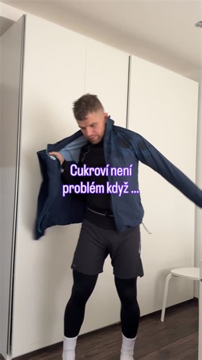 Martin Mísař | Běžec ROAD & TRAIL on Instagram: "Vánoční rovnováha 🎄 Pohyb dělá z cukroví radost, ne problém. Je pro tebe cukroví starost nebo radost? 😅🤷‍♂️ #beh #bezec #vanoce #cukrovi #pohyb"