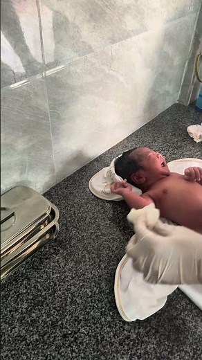 Part 12: How to bathe baby newborn.