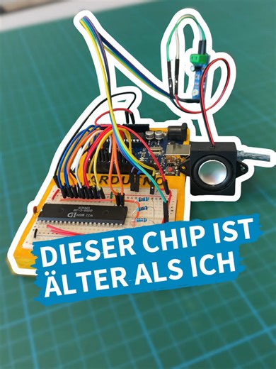 Alex zeigt euch heute ein echtes Stück Computergeschichte: Den AY-3 Soundchip! 📟 Dieser kleine Kerl ist über 40 Jahre alt und hat den Soundtrack ganzer Generationen geprägt. 👾 Über einen Arduino 🔌 steuert er den Chip an, um Atari-Sounds authentisch zu reproduzieren. 🎧 Ein faszinierendes Projekt, das zeigt, wie man alte Hardware mit moderner Mikroelektronik wieder voll funktionsfähig macht! ✨ Wer von euch erkennt diese nostalgischen 8-Bit-Vibes sofort wieder? Was würdet ihr damit bauen? 💾 Sc