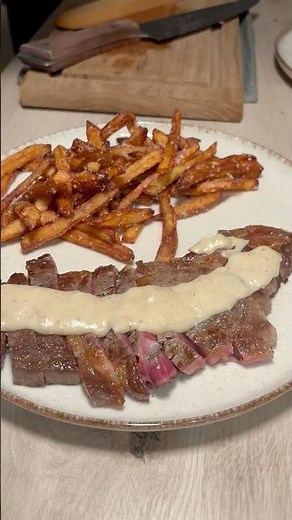 Recette plaisir : entrecôtes sauce parmesan et frites 🧀