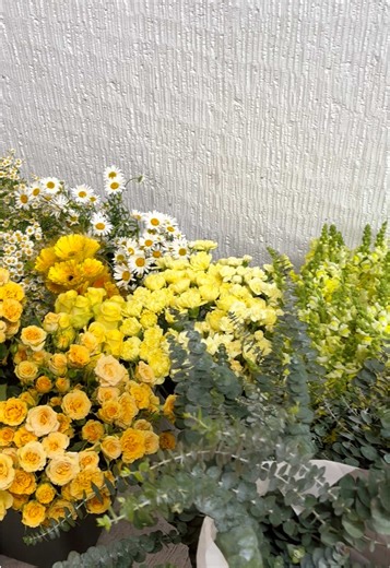 Bringing Sunshine to a Pre-Wedding Dinner with Yellow Blooms