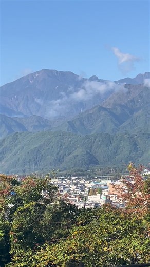 10/17、本日の大町公園からの北アルプスの山々です⛰️ 周辺の木々が色づき始めています🍁 #北アルプス #山岳博物館前 | 大町市観光協会