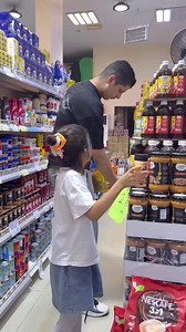 155K views · 2.8K reactions | طفله رمت الزجاج على الرجل في البقاله وطلبت المساعده من صاحب البقاله لكن لن تصدق كيف انقذها صاحب البقاله ؟؟؟؟ | ASAAD ALO | Facebook