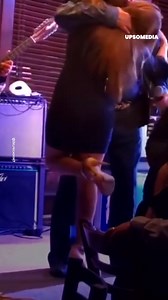 This girl got on stage and fell into the singer’s arms, and even if she was happy to be with him, controversy was sparked over his actions. | Rosa