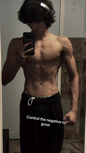 Controlling the negative on each rep will GROW you way faster #fyp #gym #bodybuilding #looksmaxing