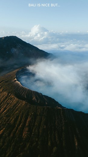 Lisa & Axel | Travel Filmmakers on Instagram: "Why you should go to East Java 👇 🇬🇧. It’s crazy to think that some people forget about Java Island in Indonesia during their trip. Yet, it’s the place where nature is still omnipresent. ✨ And it’s so accessible. You can fly from Bali or take a bus from Denpasar to Banyuwangi, the city at the easternmost part of the island. 🚕 - Mount Bromo for its exceptional sunrise 🌅 - Tumpak Sewu Waterfall for a personal cha
