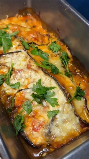 episode 3: eggplant Parmesan🍆👇🏼 I think I’ve really outdone myself this time🙂‍↕️ 60g protein for the WHOLE thing! The best part is: it’s so easy & simple with only a few ingredients. Fair warning, if you don’t eat dairy, this one is definitely not for you😅 RECIPE: - Slice 1 eggplant into 1/2-3/4 inch slices vertically, and then cut them in half length wise. - Lay on a baking sheet with parchment paper, and spray with olive oil, sprinkle with salt and pepper. - Bake at 425°F for 20 min on on