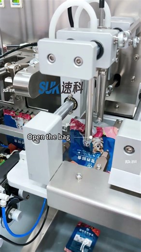 Dog food horizontal bagging machine