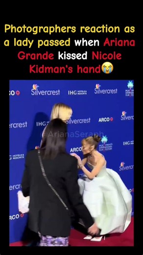 The way the photographers reaction as a lady passed when Ariana Grande kissed Nicole Kidman's hand😭