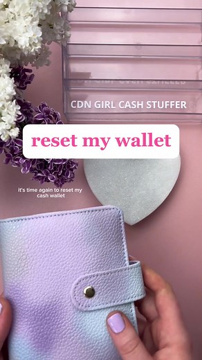 let's reset my cash wallet, removing all the change to see how much I spent the previous week. This helps me reassess my priorities and decide how much to allocate in my budget for the upcoming week. #budgeting #financialplanning #cashstuffing #moneymanagement #cashstuffingenvelopes