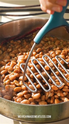 So yesterday I shared how to make a pot of beans, here's how you make creamy, flavourful, authentic refried beans. 🤤Now go check out the full recipe on my blog https://mexicanmademeatless.com/frijoles-refritos-mexican-refried-beans/ #refriedbeans #frijoles #frijolesrefritos #mexicanfood #veganmexican #budgetfriendly #plantbasedrecipe #mexicanmademeatless #foodasmr #foodasmrvideo | Mexican Made Meatless