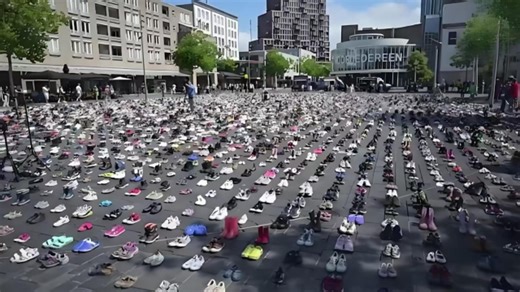 悲伤溢出屏幕：巴勒斯坦支持者在荷兰摆放1.8万双鞋以纪念被杀害的加沙儿童_腾讯新闻