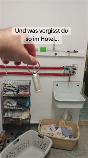Hotelgäste vergessen verschiedenste Sachen im Hotel. von Ladekabel bis hin zu völlig un identifizierbaren Dingen ist alles dabei. #hotel #hotellife #fundsachen