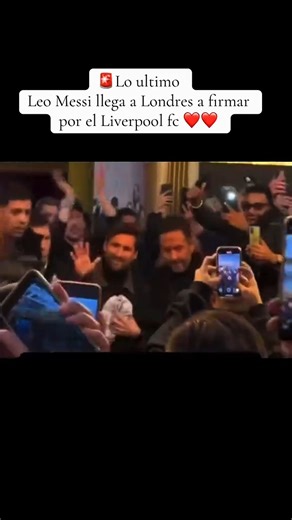 😱 Messi llega a LIVERPOOL para firmar por 6 meses Las imagenes de Messi llegando a Liverpool explotaron en redes y encendieron el rumor de una firma por seis meses, un bombazo que nadie esperaba. #messi #liverpool #fichaje #bombazo #futbol #viral #reels | Futbol Flash FC
