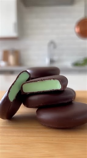 5-Ingredient Russell Stover Dark Chocolate Mint Patties Easy 5-Ingredient Homemade Russell Stover Mint Chocolate Patties Ingredients: * 2 cups powdered sugar (240 g) * ½ cup unsalted butter, softened (1 stick / 113 g) * ½ tsp peppermint extract * Green food coloring, 1 drop * 2 cups dark chocolate, melted (340 g) Directions: 1. In a bowl, mix the powdered sugar, softened butter, peppermint extract, and green food coloring until smooth and moldable. 2. Shape the mint dough into small discs and ch