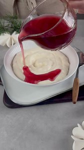 Riskrem er julens dessertklassiker og med denne oppskriften lager du den på ekte vis, raskt og enkelt ❤️ Til 4 porsjoner trenger du kun 👇 3 dl TINE® Kremfløte 1 ss sukker 1 ts vaniljesukker 3 dl ferdigkokt risgrøt 2 stk mandeldråpe (kan sløyfes) 5 dl Piano® Bringebærsaus til rød saus | TINE Kjøkken