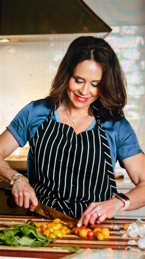 Melanie on Instagram: "Things you may or may not know about me. • I’d rather read than watch TV 📚 • I’m a 7 on the Enneagram — fun-loving, but crowds? I’ve outgrown them • I’m 90% alcohol-free. No judgment if you drink. …it took me years to get here. When I do, it’s a Malbec or Lalo over rocks ( squeeze of lemon) • Off-season travel is my joy — winter beach days & summer mountain air ✈️ • I love to cook… just not for a large crowd. That stresses me out. • I genuinely care about all of you — tru